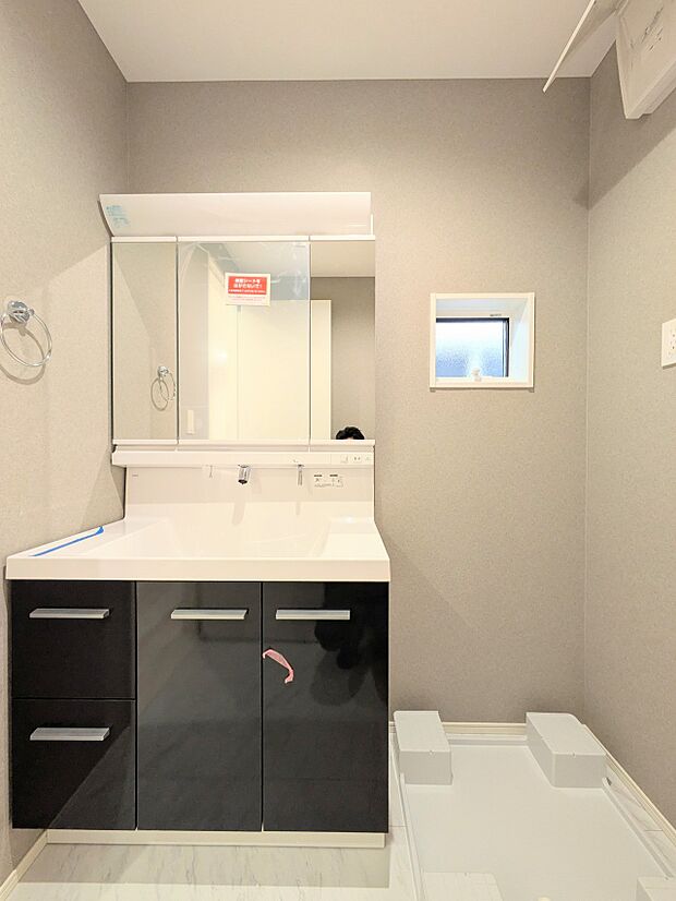 洗面所は小さなプライベートスペース。歯磨き、洗顔と毎日施す個人空間。小窓も設置して、熱気などを開放して、爽やかなスペースになるように設計されています。