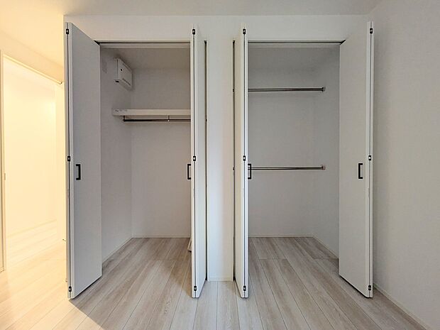 【収納】衣類をたくさんお持ちの方も、限られたスペース内に無理なく収納することができます。