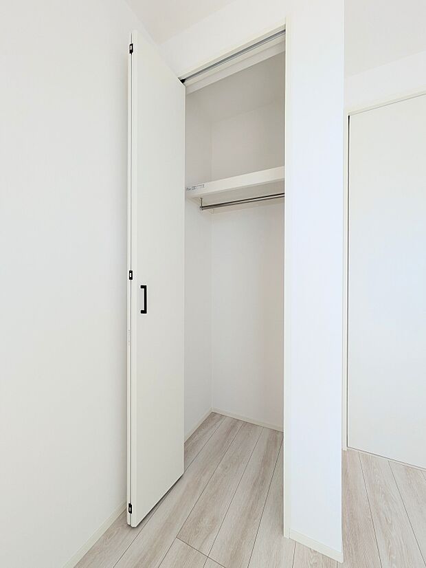 収納には欠かせないクローゼット。衣類を横一列で収納できるため、ひと目で洋服がチョイスできるという利点があります。豊富な衣類をお持ちでも、スペース全体を使って、しっかり収納できます。