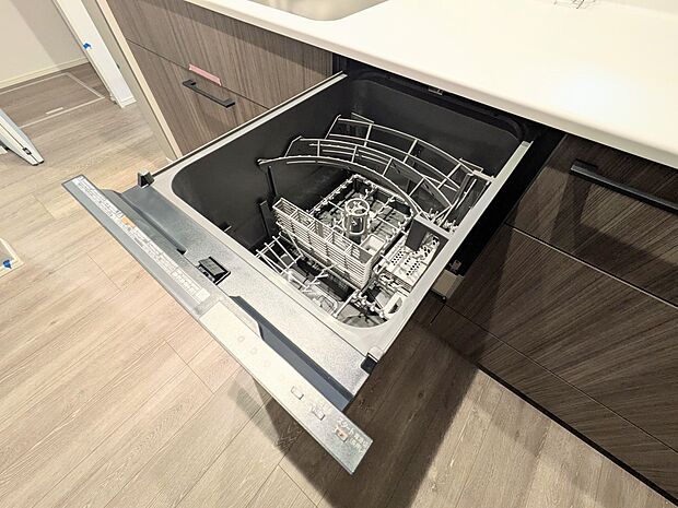 食器洗いのわずらわしさから開放してくれる嬉しい設備。後片付けの手間を減らし奥様の時間を有効活用できます。お湯と洗剤を使う機会が少なくなるため、手荒れ防止にも。