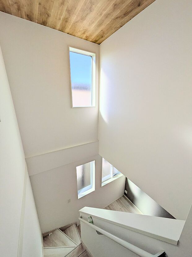 【吹き抜け】リビング上部吹抜け仕様。明るい光が差し込みます。