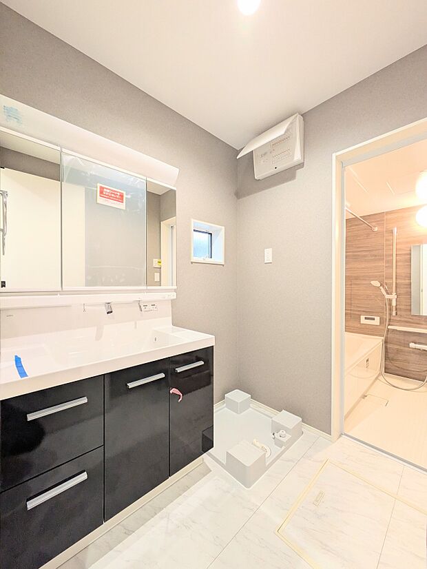 【洗濯機置き場】毎日使う洗濯機。しっかりと奥行きのある置き場が確保されています。