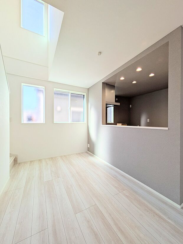 【ダイニングキッチン】ナチュラルな自然光の中での調理。お洒落な食器類を余裕で収納できるスペース。動きやすい女性目線のキッチン動線。これからはお料理をつくる時間が劇的に変わります。