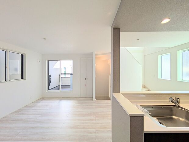 【ダイニング】愛を感じる、幸せを想う、心地よさを受けとる家の各スペースや各お部屋のさまざまな設備。人として日々の暮らしを先へすすめる設備・仕様を採用しています。