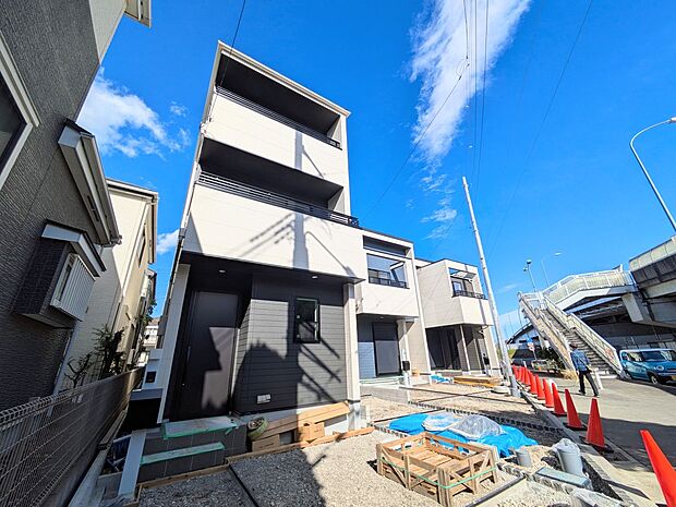 上質感漂う玄関へのアプローチ。居住者の帰り、訪れる方を優しく迎える・安らぎに満ちた生活空間を予感させる。健やかな暮らしを楽しめそう。