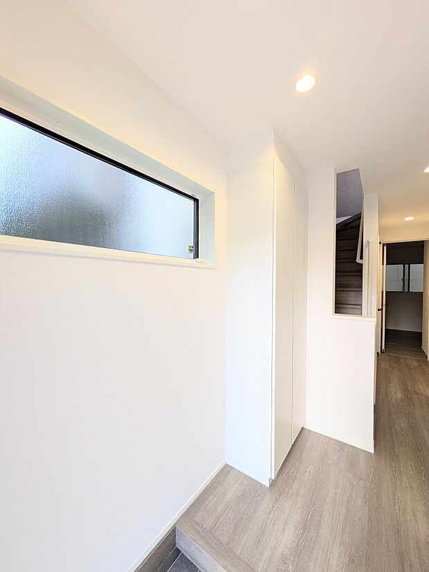 玄関はその家と住まう人を印象づけます。デザイン、機能性の存在感が大切になるわけですね。優れた防犯性、断熱性も求められます。家は玄関から始まります。