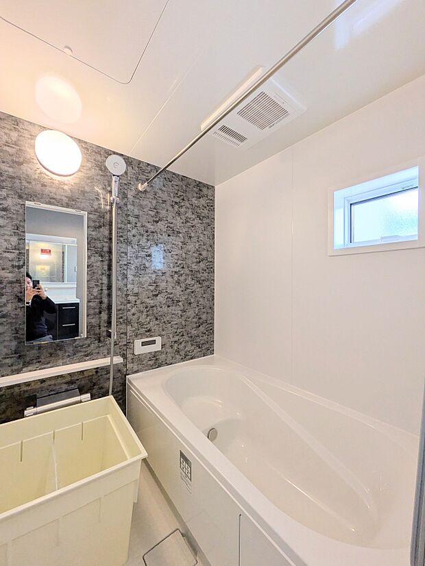 【浴室】きっとあなたのバスタイムも単なる習慣から特別な時間に変わるはず。一日の汚れとともに疲れを洗い流し、眠りに就く前の大事なリラックスタイムを演出