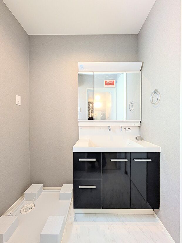 洗面所は小さなプライベートスペース。歯磨き、洗顔と毎日施す個人空間。小窓も設置して、熱気などを開放して、爽やかなスペースになるように設計されています。