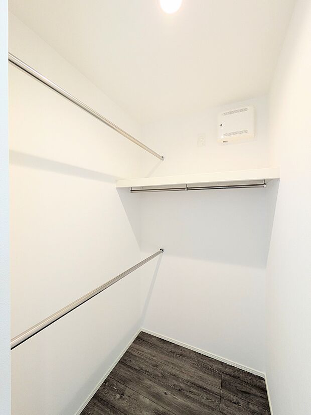 【WIC（ウォークインクローゼット）】たくさんの洋服をかけてもシワになりにくいウォークインクローゼット。洋服以外にも、普段使わない家電やスーツケース、ストック品など何でも片付く嬉しい空間です…