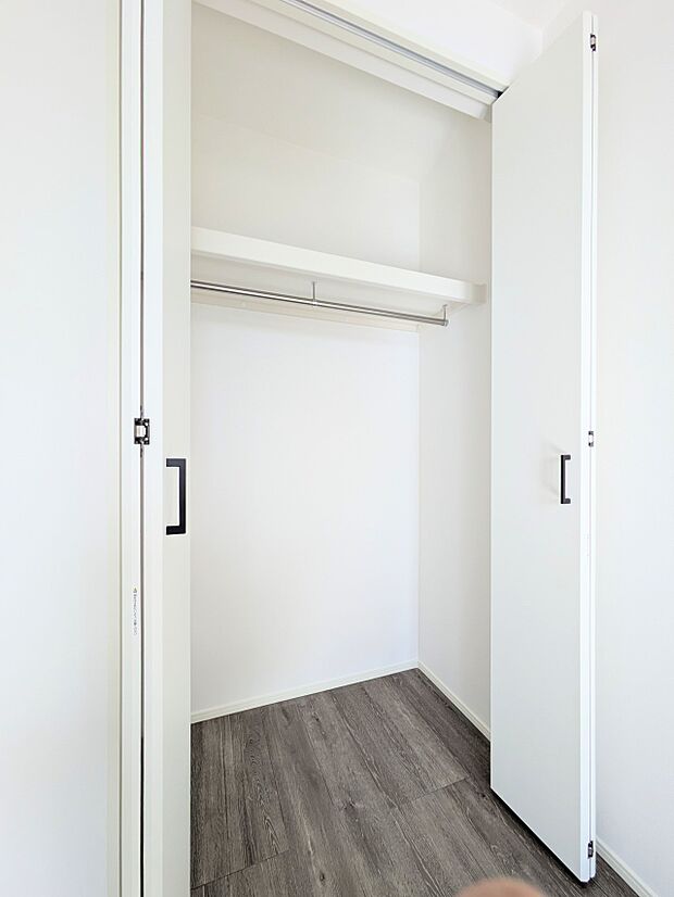 【CL(クローゼット）】  壁面クローゼットのメリットは、衣類が横一列に並ぶためひと目で洋服が選びやすいこと。衣類をたくさんお持ちの方も、限られたスペース内に無理なく収納することができます。…