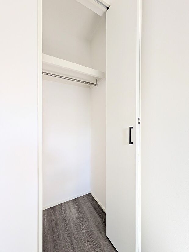 【CL(クローゼット）】  壁面クローゼットのメリットは、衣類が横一列に並ぶためひと目で洋服が選びやすいこと。衣類をたくさんお持ちの方も、限られたスペース内に無理なく収納することができます。…