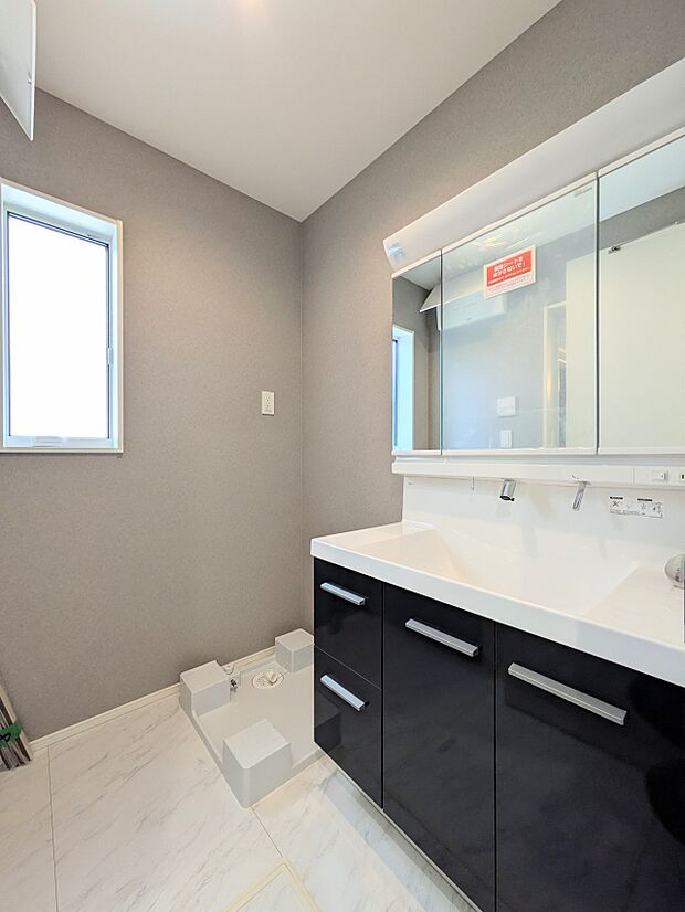 脱衣所、洗面所は小さなプライベートスペース。歯磨き、洗顔と毎日施す個人空間。換気も設置して、熱気などを開放して、爽やかなスペース。