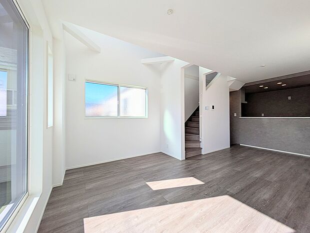 【リビングダイニング】シンプルなデザインの家は風情がある。住む人のこだわりを感じる。外観も内装もいたってシンプル。居心地がよく、家事や趣味、子育てなどにも集中できる。家も人間も熟成するほどシ…