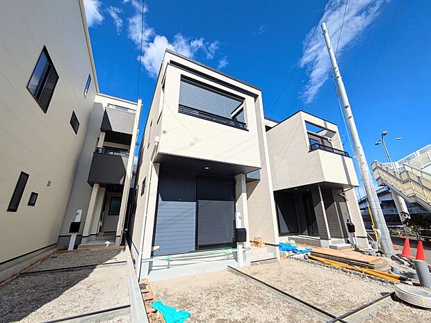 【玄関】玄関へのアプローチ。居住者の帰り、訪れる方を優しく迎える・安らぎに満ちた生活空間を予感させる。健やかな暮らしを楽しめそう。