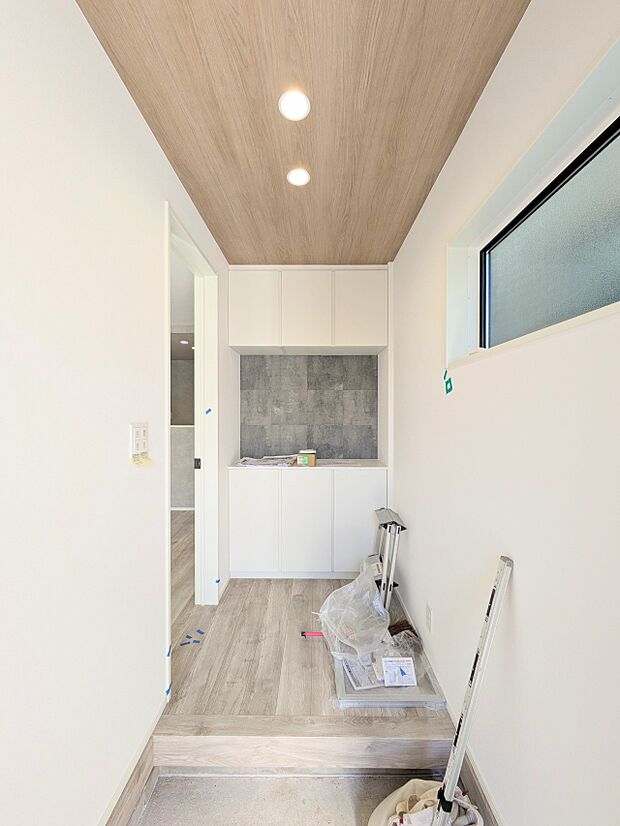 【玄関】玄関はおうちの顔と言われます。玄関アプローチは、外観デザインの印象を左右します。ご家族の個性を出しながら、素敵な玄関でお客様をお迎えしてください。