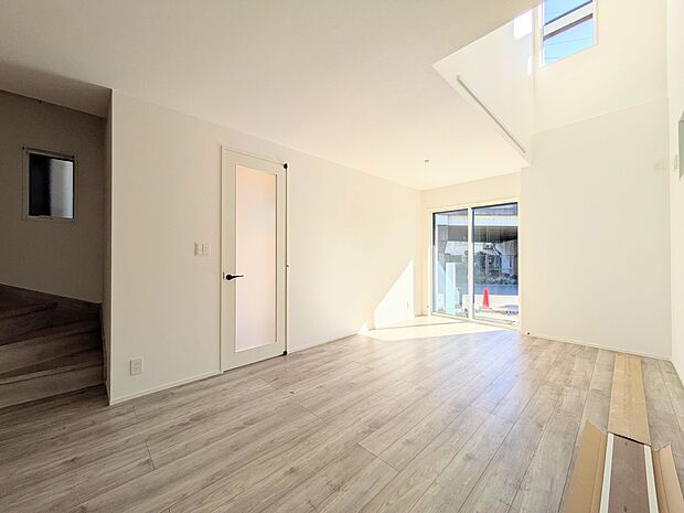 【リビング】  整然とした空間演出、快適な理想の暮らしの実現は家のみの拘りではなく、そこで暮らす方々にとって素敵な環境であることも挙げられると思います。四季折々の変化が奏でる鼓動を楽しんで下…