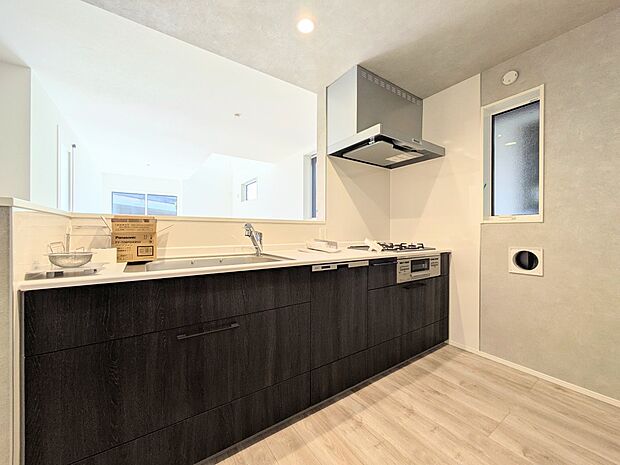 【キッチン】三口コンロで料理の幅を拡げてくれる使いやすいシステムキッチンを採用。洗い場も大きいので野菜や食器を洗ったりする際にも捗り、奥様の強い味方となってくれるはずです。