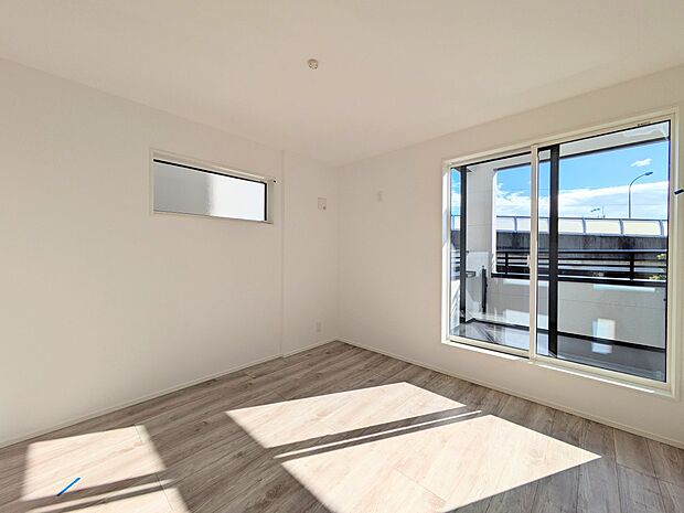 お部屋が明るいだけで、ちょっと幸せになれる。陽ざしの心理効果のおかげです。お部屋に陽をたっぷりとりこみましょう。明るいお部屋にいると、顔もなぜか明るくなる。