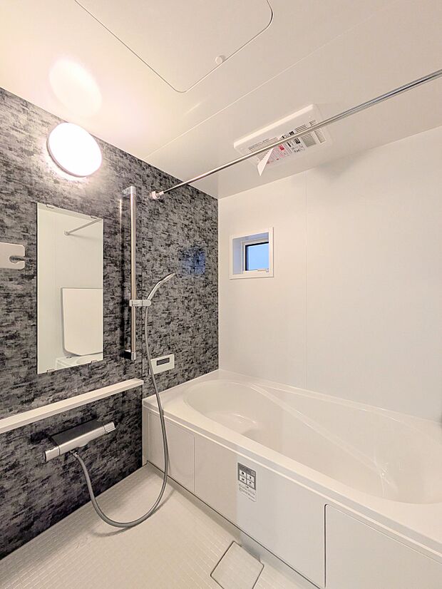 【浴室】1日の疲れを癒すバスルームは、心地よいリラックスを叶える清潔感溢れる美しい空間。