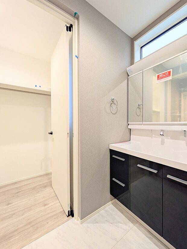 【洗面所】大きく見やすい三面鏡で清潔感ある洗面台は、身だしなみチェックや肌のお手入れに最適です。何かと物が増える場所だからこそ、スッキリと見映えの良い空間に拵えました。