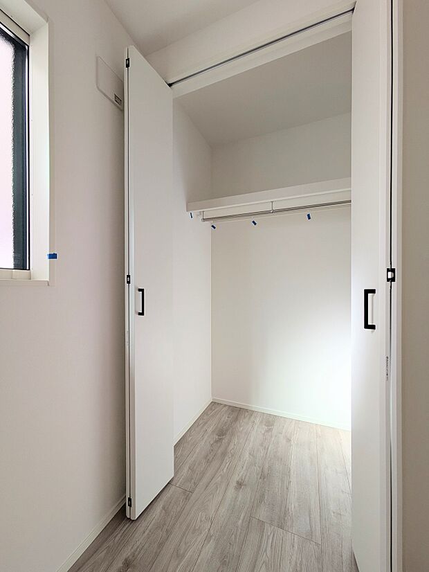 収納には欠かせないクローゼット。衣類を横一列で収納できるため、ひと目で洋服がチョイスできるという利点があります。豊富な衣類をお持ちでも、スペース全体を使って、しっかり収納できます。