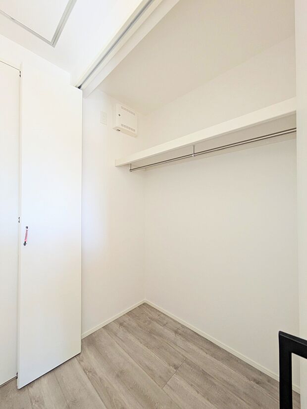 【収納】衣類をたくさんお持ちの方も、限られたスペース内に無理なく収納することができます。