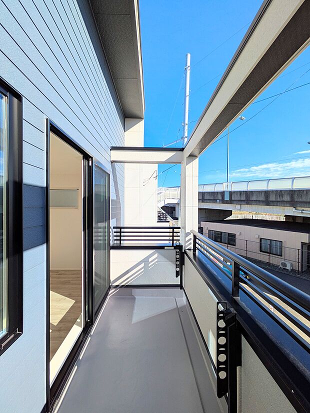 朝の澄んだ空気や、夕方に吹く清々しい風を五感で感じられるバルコニー。屋外にあって、住まいの中でも本当の自然を感じられるスペースです。