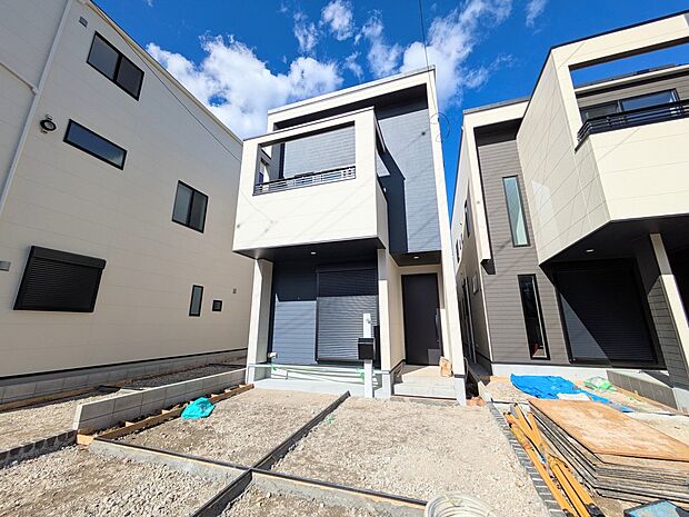 【駐車場】ゆったりとした駐車スペースを確保。大きめのお車でもOK。