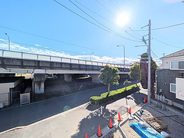 【眺望】その街並みは、さまざまな家の姿が、歩く人々を楽しませている。そう街並みは街の美しい風景なのだ。その風景が目をやさしく和ませてくれている。