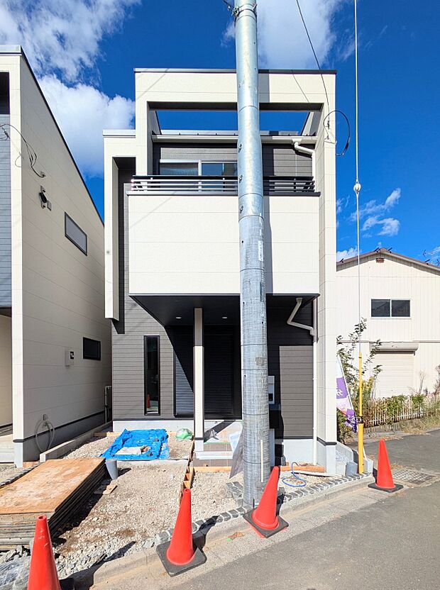 【玄関】家の顔となる玄関は、高いデザイン性が求められます。高級感と断熱性、防犯性に優れた玄関ドアを標準装備。ピッキング対策のセキュリティサムターン等、防犯に考慮しました。