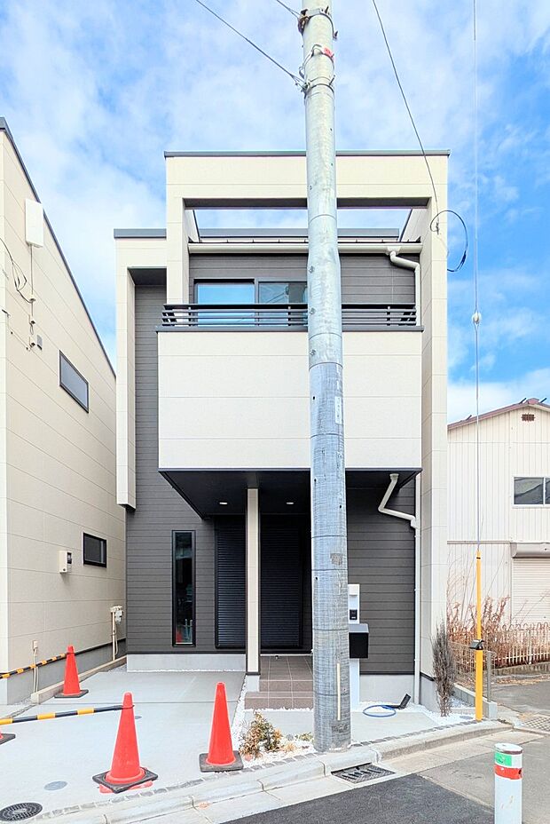 【玄関】玄関へのアプローチ。居住者の帰り、訪れる方を優しく迎える・安らぎに満ちた生活空間を予感させる。健やかな暮らしを楽しめそう。