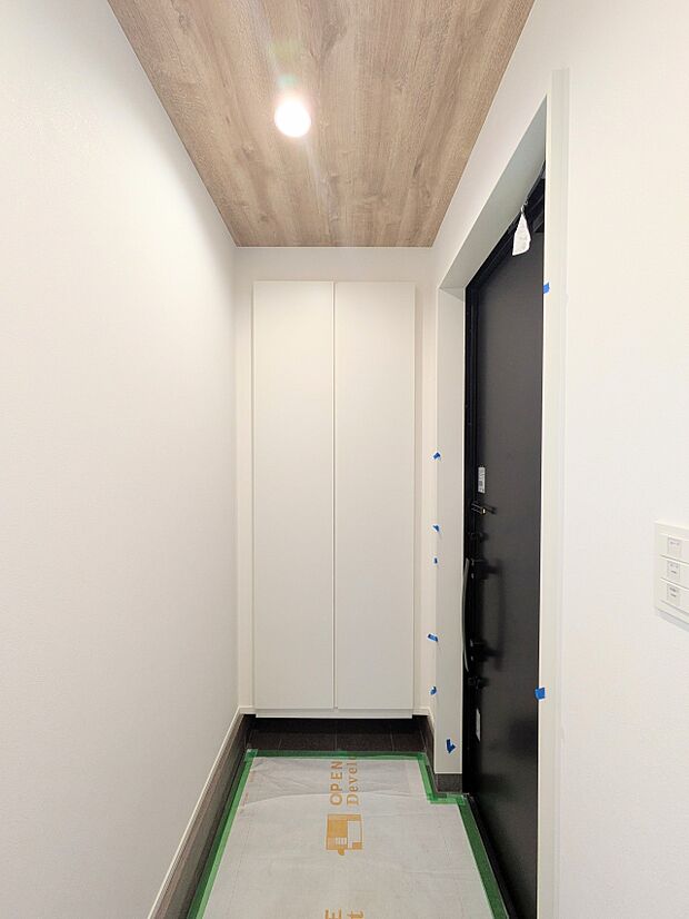 【玄関】上質感漂うアプローチ。居住者の帰り、訪れる方を優しく迎える。