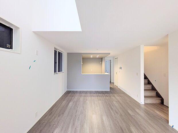 リビングルームの窓を開けると心地よい南風が入ってくる。キッズルームの窓を開けるとやさしい微風が入ってくる。家の中に風の道がある。風を生活の中で体験できる家。