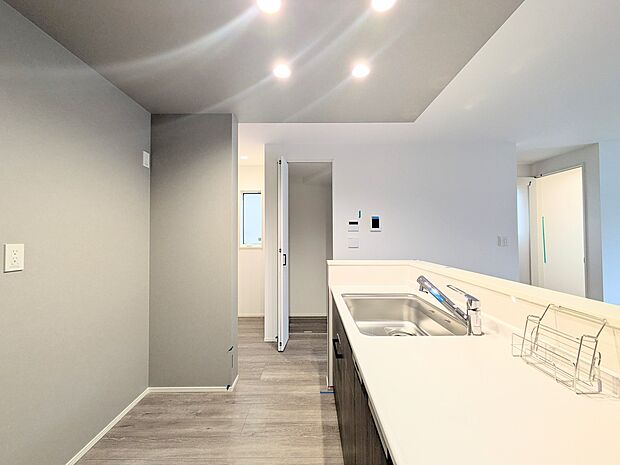 【カウンターキッチン】リビングにいるお子様と会話をしながら家事ができるカウンターキッチン。いま手があいているか、忙しそうなのか相手の様子を伺いながらコミュニケーションをとる訓練にもなります。…