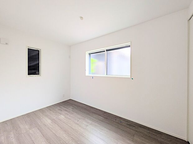 大きな窓からたっぷりと陽光が注がれる明るい空間。