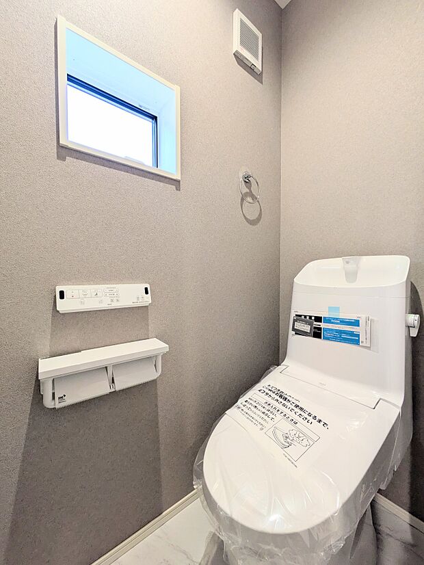 トイレ・ウォシュレット付。快適で衛生的な洗浄機能付温水シャワートイレです。
