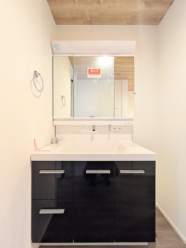 【洗面台】大きく見やすい三面鏡で清潔感ある洗面台は、身だしなみチェックや肌のお手入れに最適です。