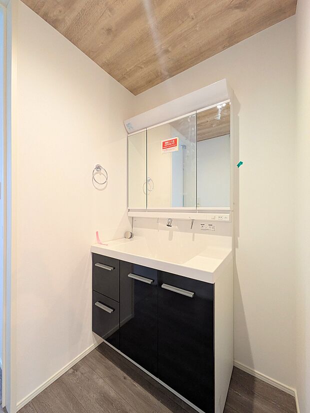 【洗面台】 十分な大きさの洗面台は、身だしなみチェックや歯磨きなど、朝の慌ただしい時間でもホテルライクなスペースで余裕とゆとりを感じて頂けます。