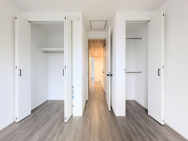 【収納】各所に配置された収納スペースは、洋服や小物はもちろんのこと、掃除機や日用予備品・お子様のおもちゃなど様々な物を収納して頂ける便利なスペースです。