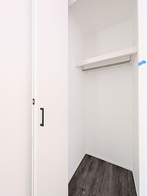 各所に配置された収納スペースは、洋服や小物はもちろんのこと、掃除機や日用予備品・お子様のおもちゃなど様々な物を収納して頂ける便利なスペースです。