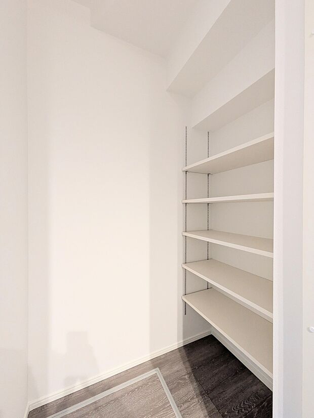 【収納】壁面クローゼットのメリットは、衣類が横一列に並ぶためひと目で洋服が選びやすいこと。衣類をたくさんお持ちの方も、限られたスペース内に無理なく収納することができます。