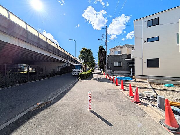 家の前は美しい通りになっていますが、クルマが比較的少なく。家のまわりで遊ぶお子さまも大丈夫です。