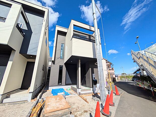 【駐車場】ゆったりとした駐車スペースを確保。大きめのお車でもOK。