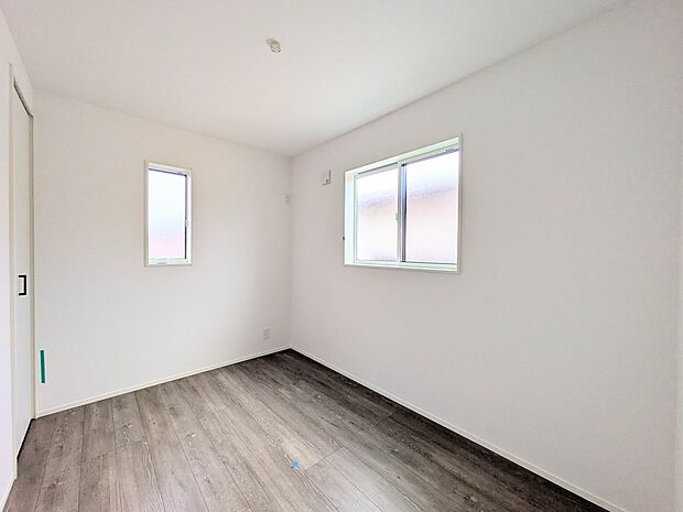 【リビング以外の洋室】独立性を高めたお部屋。たっぷりの収納も配備しており、片付いた空間を実現出来そう。陽光も降り注ぐ明るく開放的な空間が魅力的。