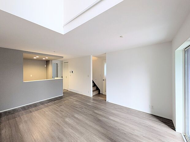 【ダイニングキッチン】木の温もりがやさしいフローリング仕様。明るく広々としたダイニングはとても快適な空間です。