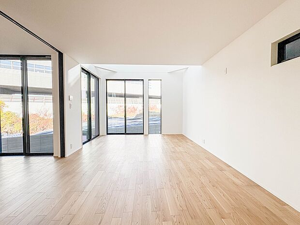 2号棟【LDK17帖】うららかな陽射しがどのお部屋にも降り注ぎますように、快適さを追求した間取設計。得難い立地環境での生活を恵みの豊かな永住の地へと変えてくれます。