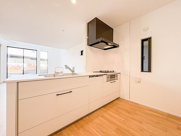 2号棟【カウンターキッチン】リビングにいるお子様と会話をしながら家事ができるカウンターキッチン。いま手があいているか、忙しそうなのか相手の様子を伺いながらコミュニケーションをとる訓練にもなり…