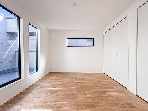 2号棟【寝室7帖】シンプルな内装はおしゃれのポイントです。シンプルは華美より飽きがこないからです。色や模様でおしゃれ感をだす。それがシンプルイズビューティーです。