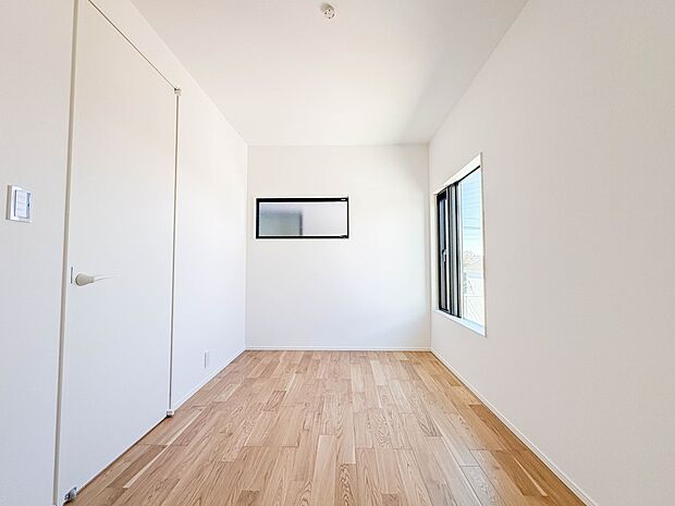 2号棟【子供部屋5帖】お子様のお部屋にぴったりなクロークを備えたフローリング仕様の洋室です。