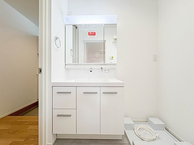 2号棟【洗面台】 十分な大きさの洗面台は、身だしなみチェックや歯磨きなど、朝の慌ただしい時間でもホテルライクなスペースで余裕とゆとりを感じて頂けます。